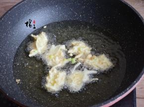 油热，用勺子取出面糊，放锅里炸