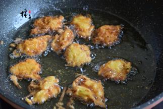 中小火炸至两面金黄即可