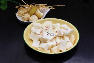 山药去皮，洗净切段。马蹄去皮，洗净沥干水。新鲜的茅根洗净泥沙。