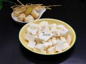 山药去皮，洗净切段。马蹄去皮，洗净沥干水。新鲜的茅根洗净泥沙。