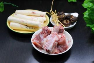 食材：茅根50克、马蹄10个、山药600克、骨头800克、盐少许、生姜2片