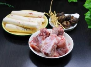 食材：茅根50克、马蹄10个、山药600克、骨头800克、盐少许、生姜2片