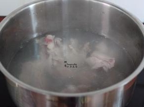 煮锅倒入适量的清水，把洗净的骨头倒入锅里，加一片生姜，汆烫去漂浮物，这样煲汤会甘甜，好吃。