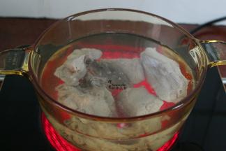 汆烫好的骨头，捞出放入汤锅里，加适量的饮用水。汤锅可以用砂锅，也可以用压力锅。我用的是玻璃汤锅，可以看得见食材。