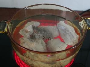 汆烫好的骨头，捞出放入汤锅里，加适量的饮用水。汤锅可以用砂锅，也可以用压力锅。我用的是玻璃汤锅，可以看得见食材。