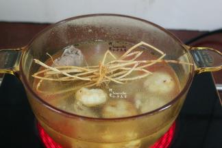 然后把去皮洗净的马蹄、茅根、生姜一起放入锅里，水要浸没食材。