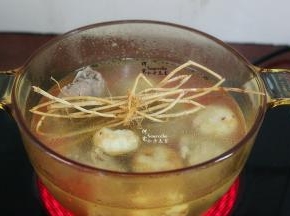然后把去皮洗净的马蹄、茅根、生姜一起放入锅里，水要浸没食材。