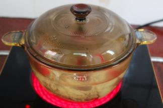 盖上盖子，大火煮沸，改为小火慢炖45分钟。