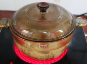 盖上盖子，大火煮沸，改为小火慢炖45分钟。