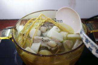 煲好的汤，放盐拌均即可喝，清香甘甜，老少润肺止咳，老少都爱喝。