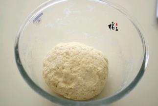 面粉中加入酵母和温水和成面团，盖上保鲜膜，发酵至原面团的二倍大