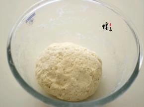 面粉中加入酵母和温水和成面团，盖上保鲜膜，发酵至原面团的二倍大