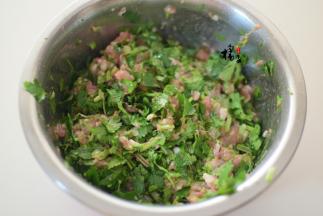 加入香菜段，搅拌均匀