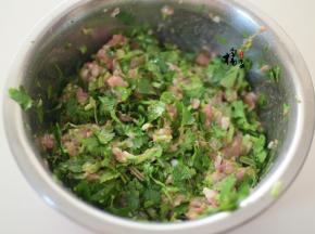 加入香菜段，搅拌均匀