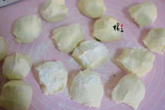 面团发酵后取出来，分成均等的小面团