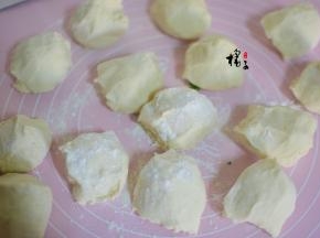 面团发酵后取出来，分成均等的小面团