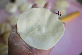 每个小面团擀成包子皮