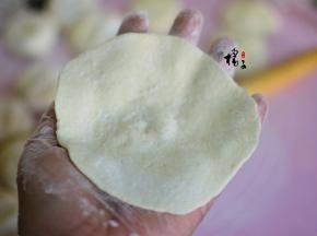 每个小面团擀成包子皮