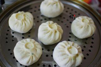 把包子放在蒸屉上，蒸屉放锅中，盖好锅盖，不要开火，二次发酵20分钟，大火烧开，再蒸18分钟，关火后再焖两分钟再打开锅盖