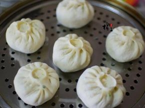 把包子放在蒸屉上，蒸屉放锅中，盖好锅盖，不要开火，二次发酵20分钟，大火烧开，再蒸18分钟，关火后再焖两分钟再打开锅盖