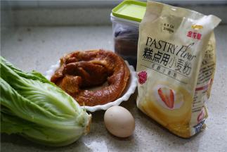 如图这款早餐饼，用到了金龙鱼糕点用小麦粉200克，清水400克，鸡蛋2个，生菜1棵，用烤肉粉腌制好的五花肉，再适量的黑芝麻。