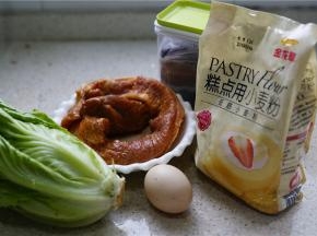 如图这款早餐饼，用到了金龙鱼糕点用小麦粉200克，清水400克，鸡蛋2个，生菜1棵，用烤肉粉腌制好的五花肉，再适量的黑芝麻。