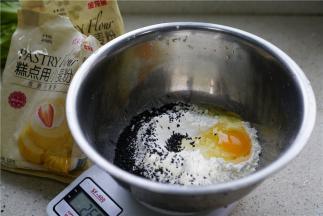 将金龙鱼糕点用小麦粉称量在容器里，加入鸡蛋及熟芝麻。