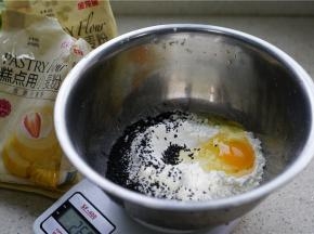 将金龙鱼糕点用小麦粉称量在容器里，加入鸡蛋及熟芝麻。