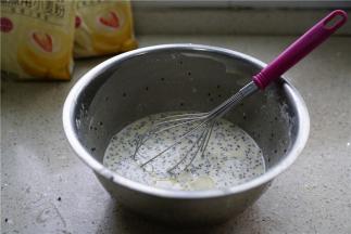 然后加入清水，细盐及适量的玉米油，拌至面糊顺滑，拉上来能微微挂住糊。然后微醒一下备用。