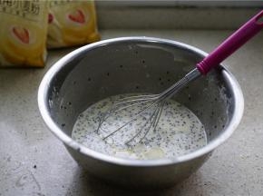 然后加入清水，细盐及适量的玉米油，拌至面糊顺滑，拉上来能微微挂住糊。然后微醒一下备用。