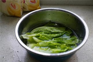 生菜的话就用细盐水泡洗好，再控水备用。