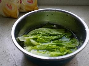 生菜的话就用细盐水泡洗好，再控水备用。