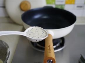 先大火预热好锅，再转小火，将面糊盛在锅里，摊至面皮又圆双薄。