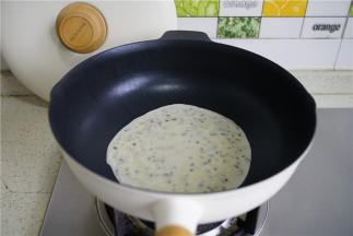 煎烙至面饼微微干焦，有一点起泡的状态，就可以出锅备用。