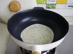 煎烙至面饼微微干焦，有一点起泡的状态，就可以出锅备用。