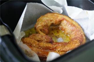 预约好的烤肉再回热一下，再切长条或是薄片都可以。