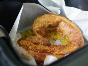 预约好的烤肉再回热一下，再切长条或是薄片都可以。