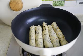 喜糯口的就可以直接吃，喜香一点的朋友可以再这样子回锅煎烙至卷饼微脆干。