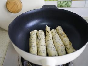 喜糯口的就可以直接吃，喜香一点的朋友可以再这样子回锅煎烙至卷饼微脆干。