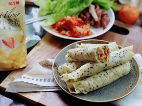 这样子可口又有料的泡菜烤肉卷饼就完成啦。配上一杯花生莲藕薄糊，这早餐你给多少分呢？感谢朋友们的围观，喜欢的关注哦。