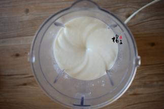 把芋头会放入料理杯，加入白糖和牛奶，搅拌成芋头泥