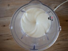 把芋头会放入料理杯，加入白糖和牛奶，搅拌成芋头泥