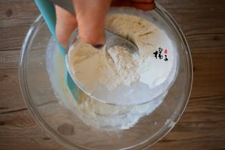 倒入一个大碗中加入面粉，拌匀
