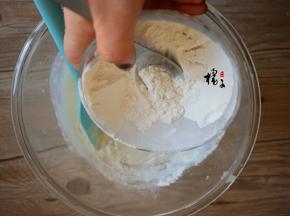倒入一个大碗中加入面粉，拌匀