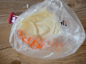 把面糊倒入裱花袋