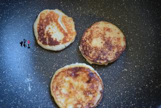 锅中刷少许油，将面糊挤入锅中，小火煎至两面，金黄