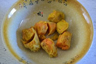 红薯去皮后放锅里蒸熟