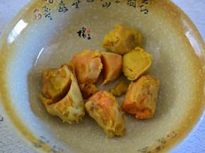 红薯去皮后放锅里蒸熟