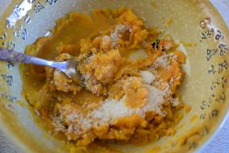 用勺子压成泥，加入白糖拌匀