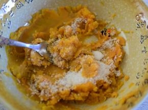 用勺子压成泥，加入白糖拌匀